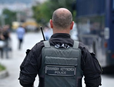 Καταγγελίες για τις «τηλεφωνικές εντολές» από ειδικούς φρουρούς